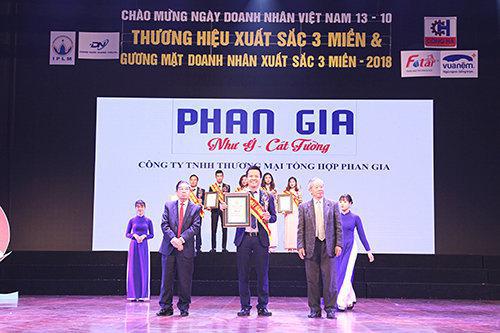 Phong thủy Phan Gia đạt giải thưởng uy tín: “TOP 100 thương hiệu xuất sắc 3 miền”