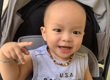 Vòng hổ phách cho bé tại Con Cuông