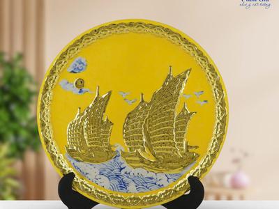  Đĩa gốm thuận buồm xuôi gió dát vàng...