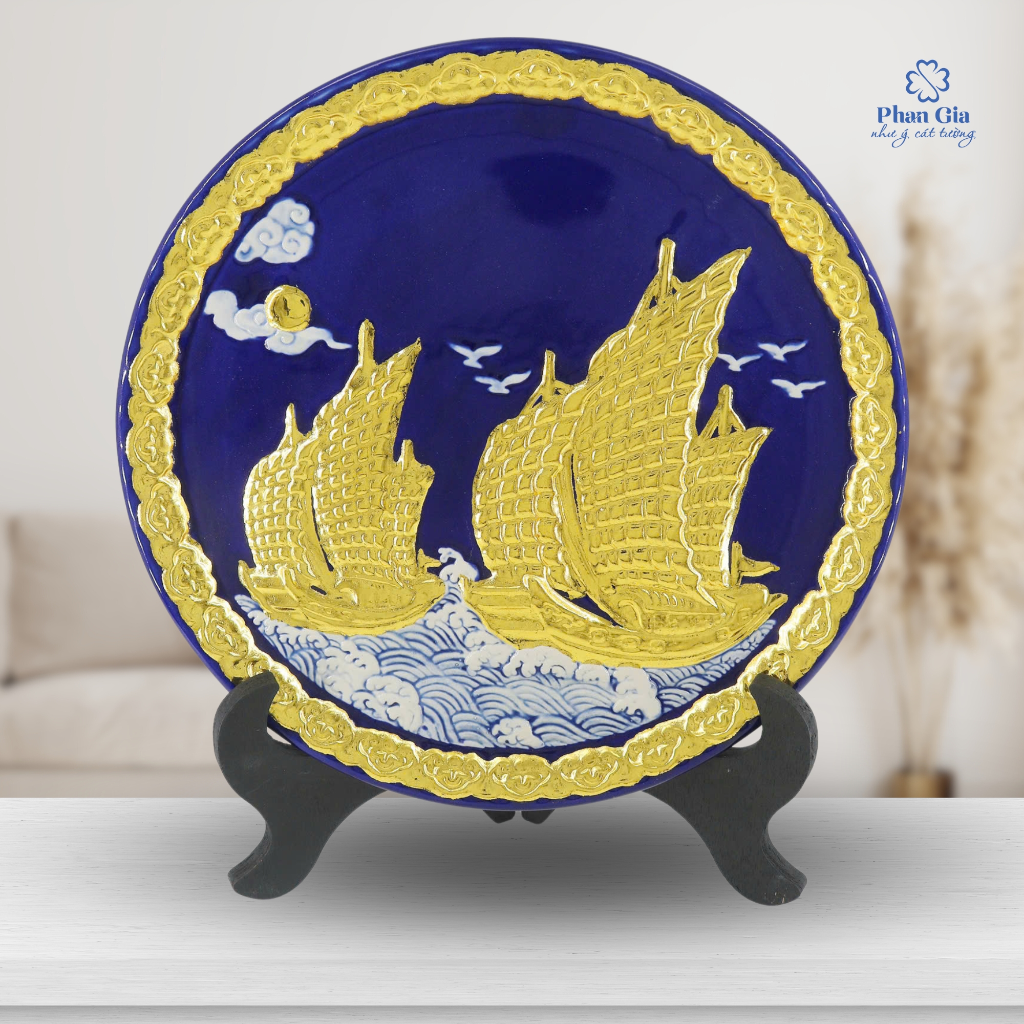  Đĩa gốm Thuận Buồm Xuôi Gió đắp nổi dát vàng tại Nghệ An